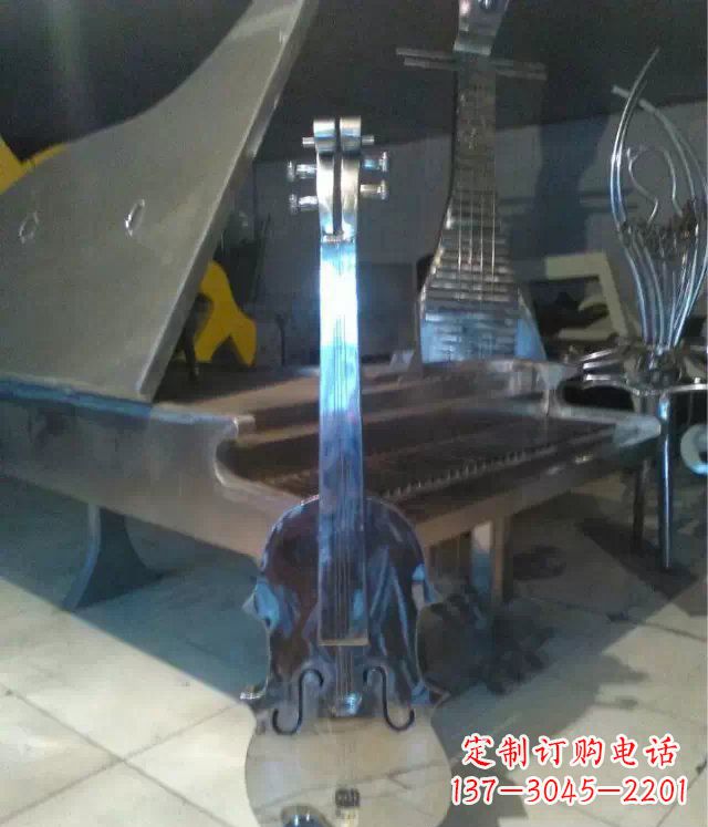 聊城中领雕塑:优雅音乐之旅,为您带来不锈钢吉他景观雕塑!