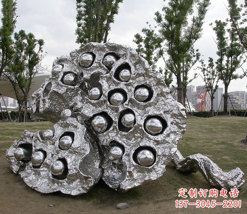 聊城中领雕塑出品:高端不锈钢莲蓬雕塑