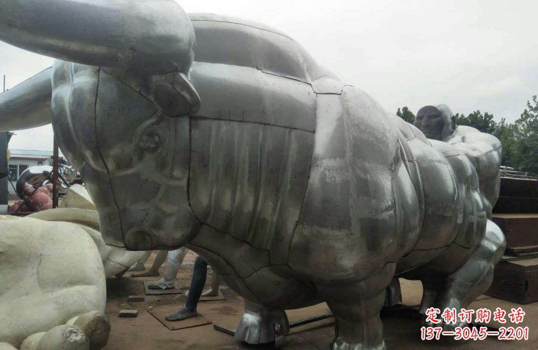 聊城中领雕塑:复古拓荒牛不锈钢雕塑