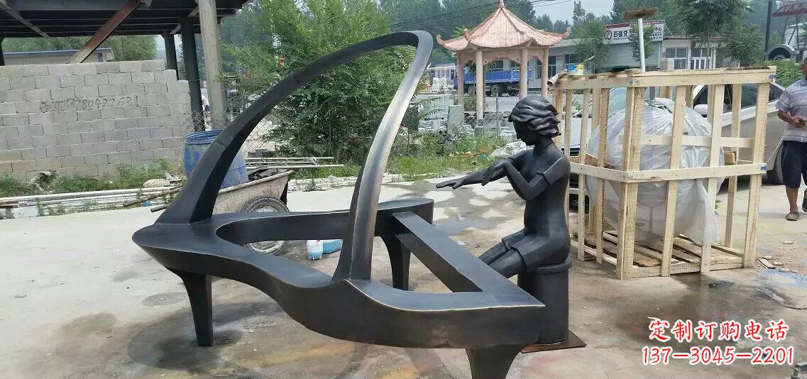 聊城广场抽象弹钢琴景观铜雕