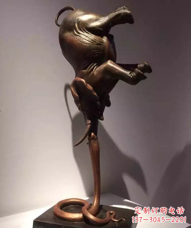 聊城广场大象倒立景观铜雕