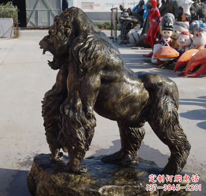 聊城广场大猩猩铜雕