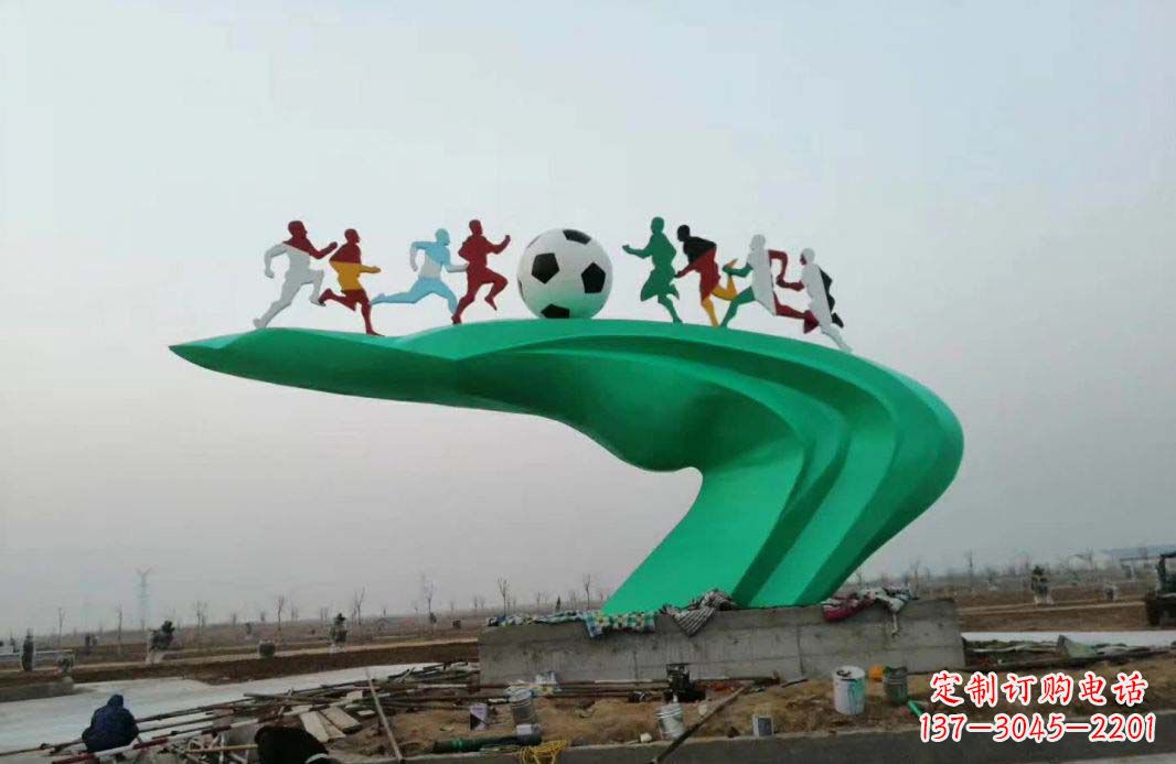 聊城广场大型不锈钢踢足球运动雕塑