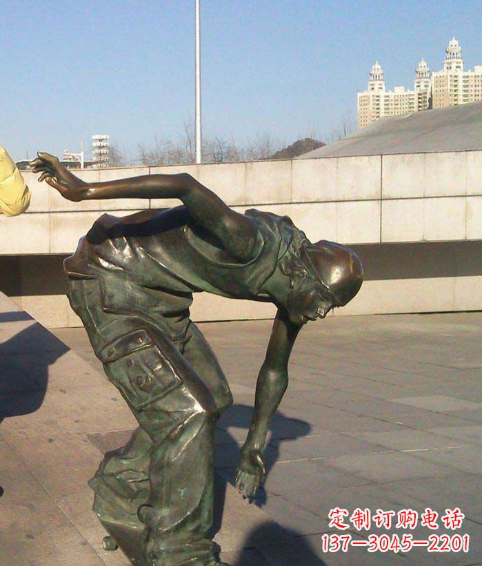 聊城广场滑滑板的青年景观铜雕