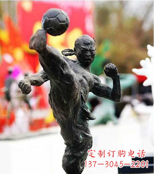 聊城广场踢足球的人物铜雕