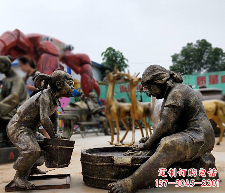 聊城注重传统的母爱——广场铜雕母亲洗衣服小品雕塑