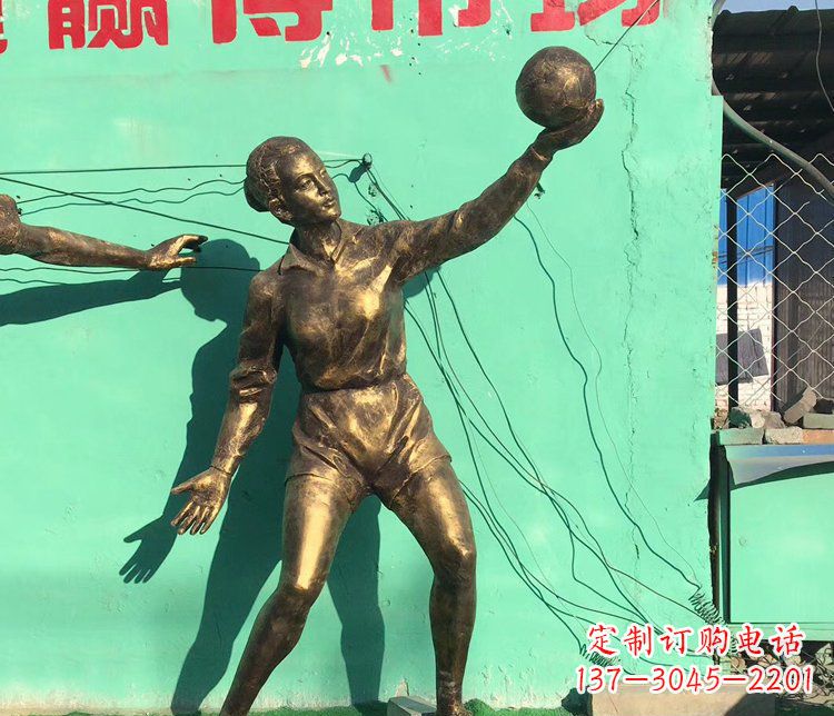 聊城中领雕塑:学生运动的赞美——精美铜雕学生人物排球雕塑
