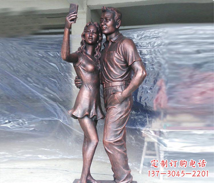 聊城广场铜雕情侣拍照人物雕塑