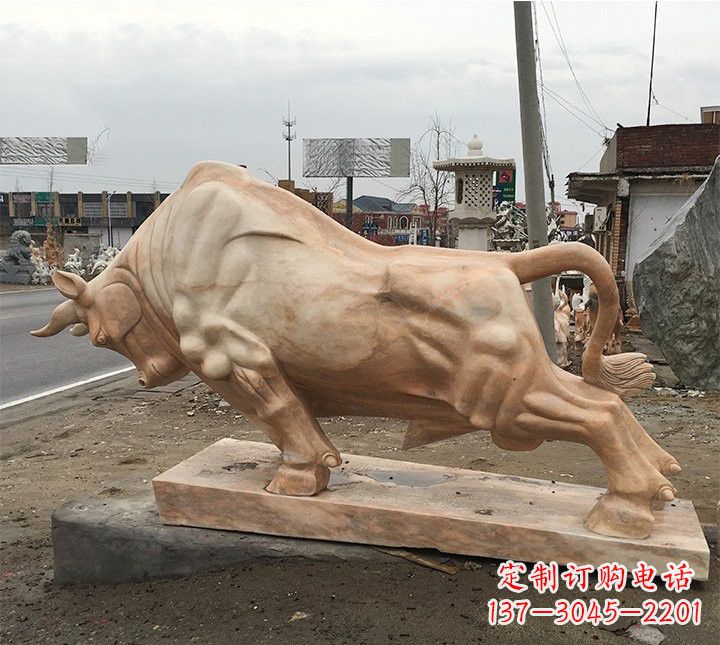 聊城象征力量的广场晚霞红牛雕塑