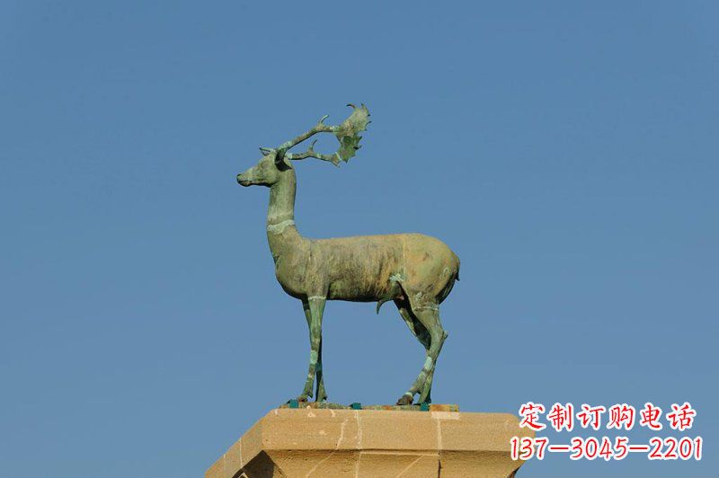 聊城中领雕塑鹿雕塑生动逼真