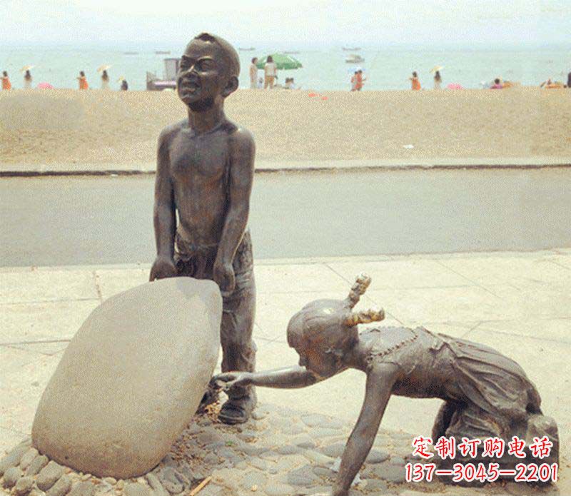 聊城海边抬石头的小孩铜雕
