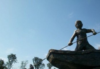 聊城男孩撑船铜雕，营造童趣氛围