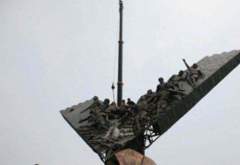 聊城充满激情的足球队人物铜雕