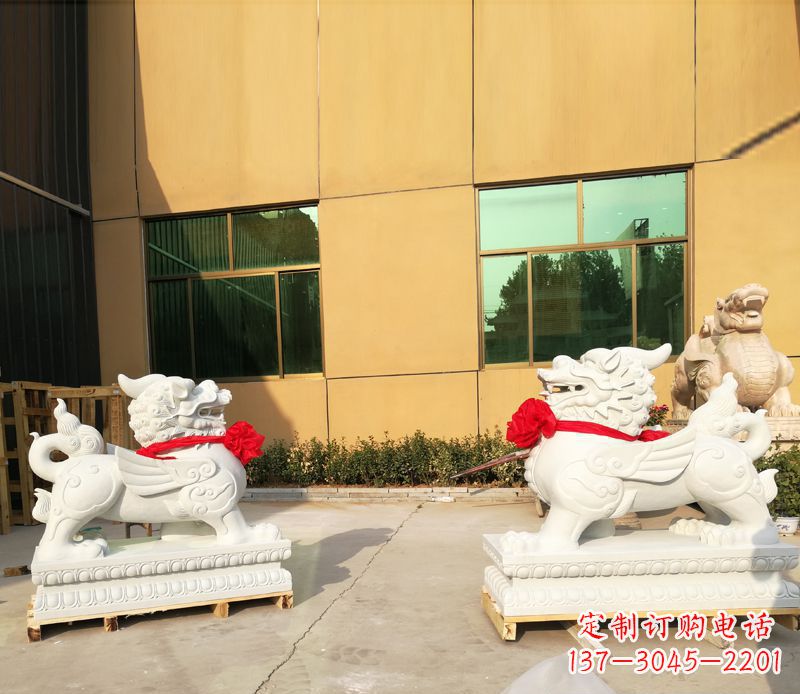 聊城汉白玉立式貔貅门口招财石雕