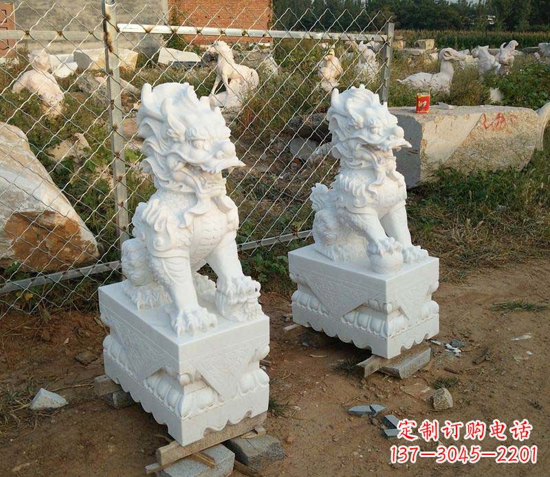 聊城精美雕刻石麒麟,添玉门口踩球景象