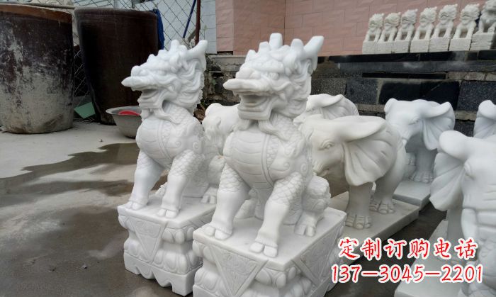 聊城汉白玉麒麟雕塑:门口镇宅石雕之美