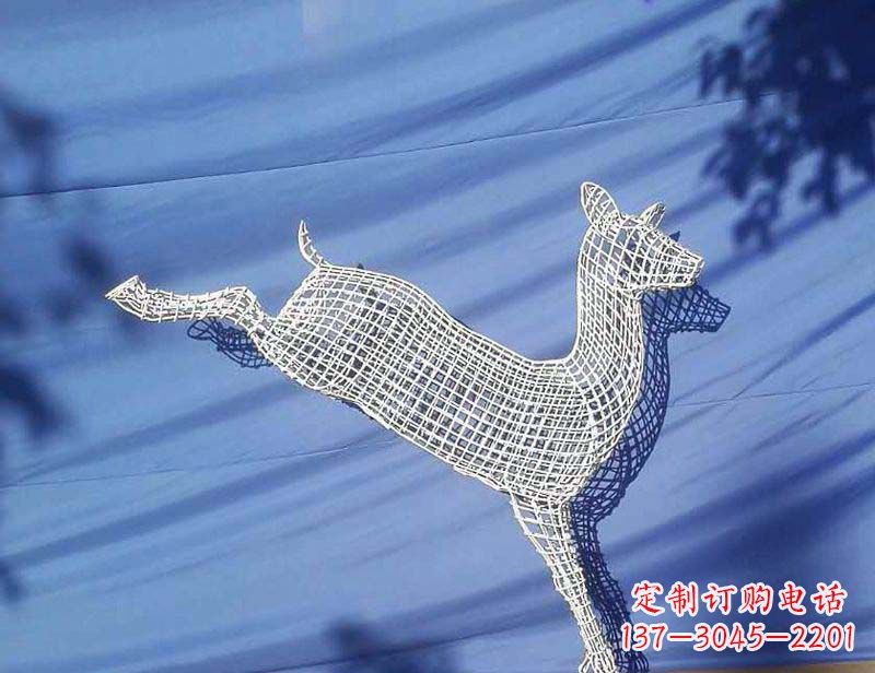 聊城搭载优雅气质的不锈钢小鹿雕塑