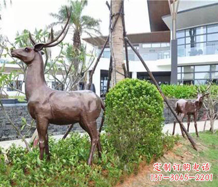 聊城艺术大师铸造的精美梅花鹿雕塑