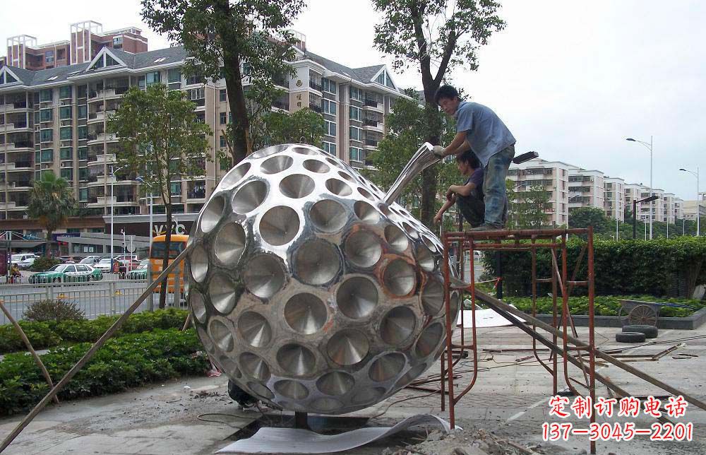 聊城精心打造的街边苹果雕塑
