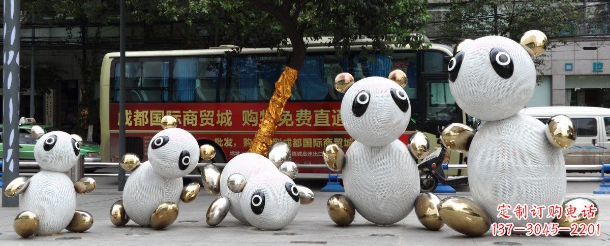 聊城中领雕塑:优雅的不锈钢抽象熊猫雕塑