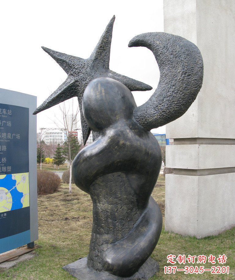 聊城街边星星月亮景观铜雕是由中国领雕塑定制的…