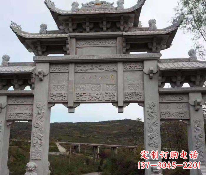 聊城地标性的三门石雕牌坊