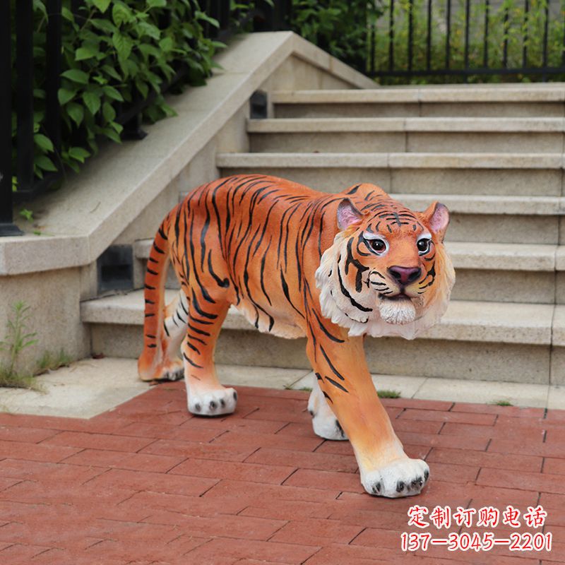 聊城老虎玻璃钢仿雕塑—小区园林室外装饰品