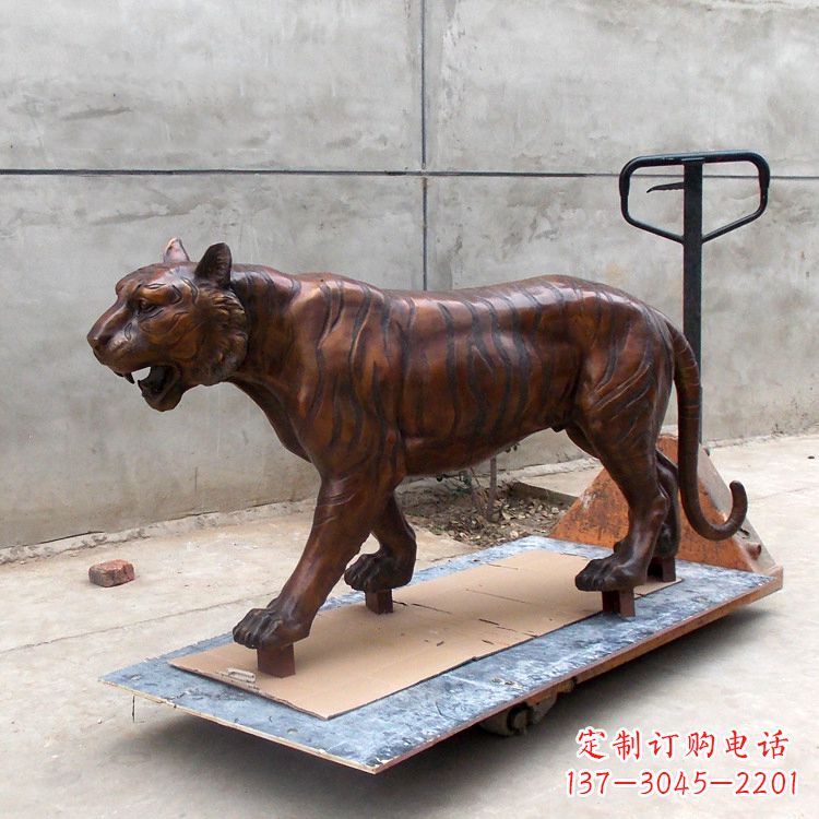 聊城活力四射的老虎铜雕塑