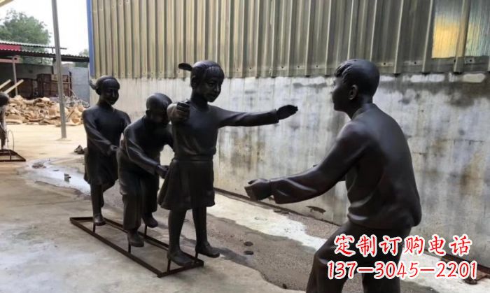 聊城华中领雕塑出品——老鹰捉小鸡铜雕