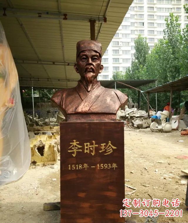 聊城寓意深长精致细节——李时珍校园名人铜雕