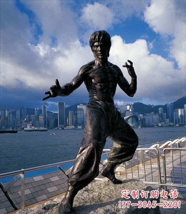 聊城标题:李小龙铜雕,让传奇永存