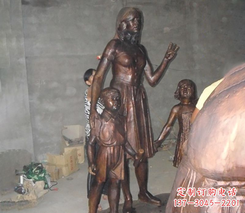 聊城母亲与孩子合影公园人物铜雕
