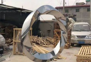 聊城镜面不锈钢几何圆环雕塑，经典永恒之美