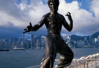 聊城标题:李小龙铜雕，让传奇永存