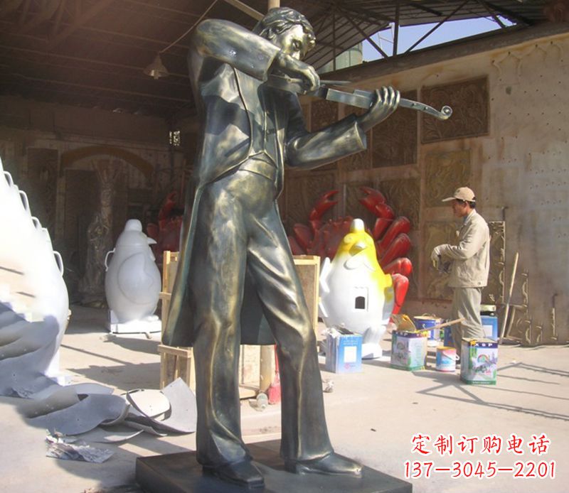 聊城男人演奏小提琴铜雕