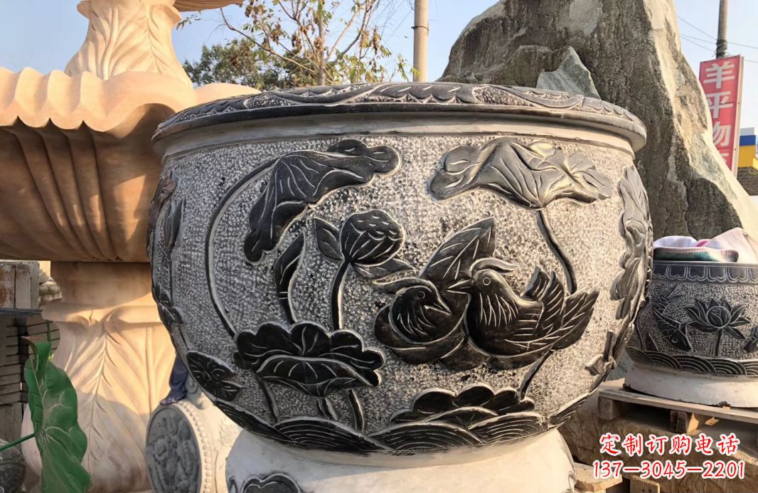 聊城青石仿古荷花浮雕水缸公园景观鱼缸雕塑