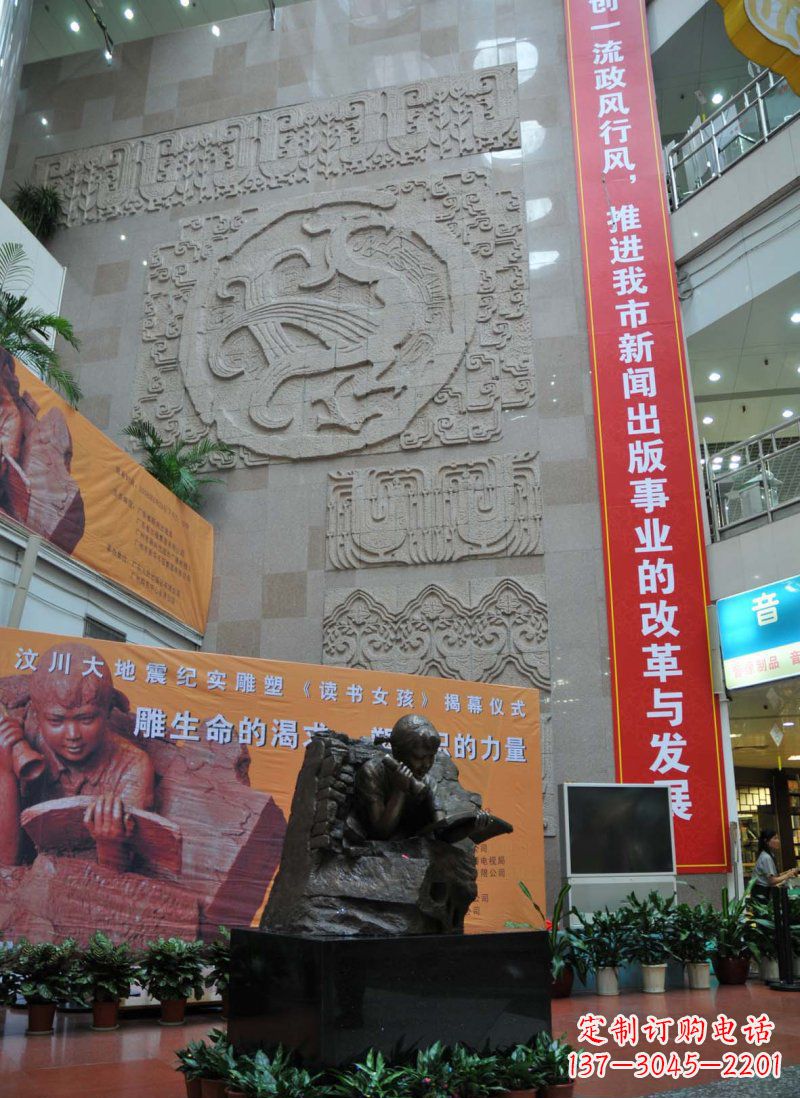 聊城令人惊叹的小女孩景观铜雕