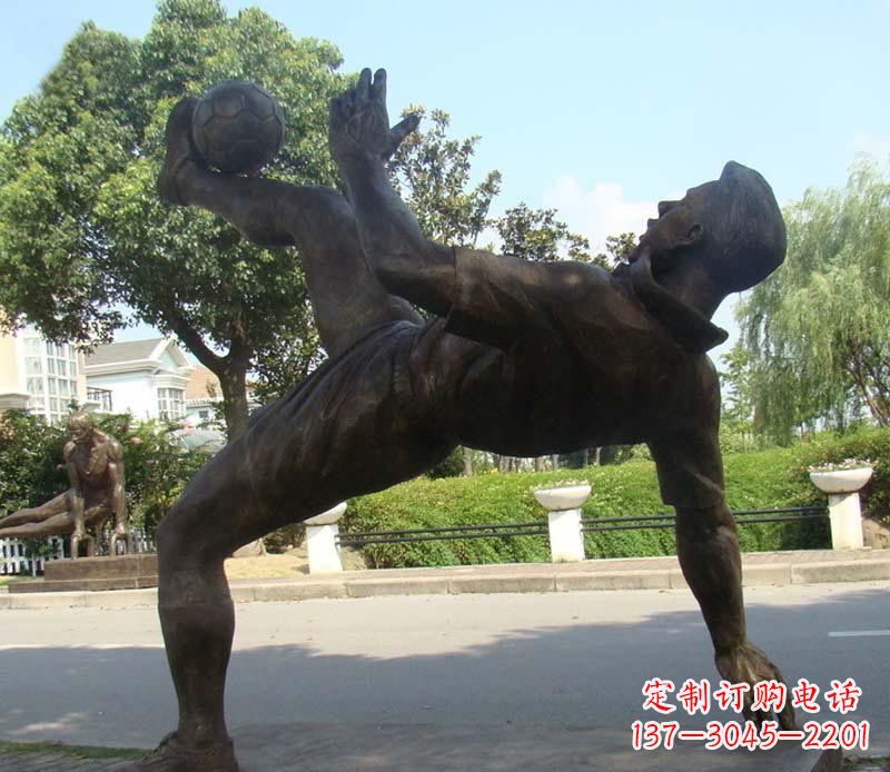 聊城射门的足球运动员铜雕