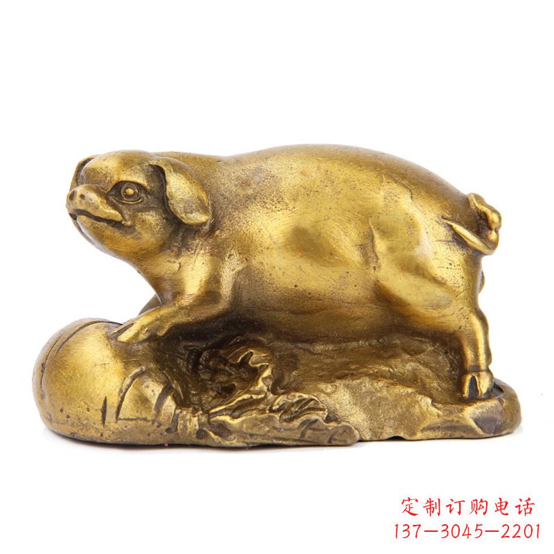 聊城铸铜鎏金猪雕塑时尚炫彩,精致温馨