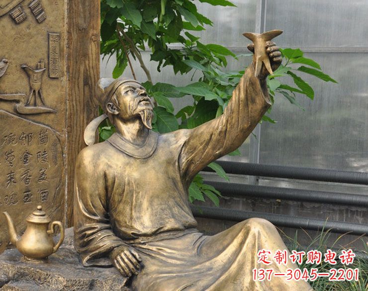 聊城象征文学大师李白的铜雕像