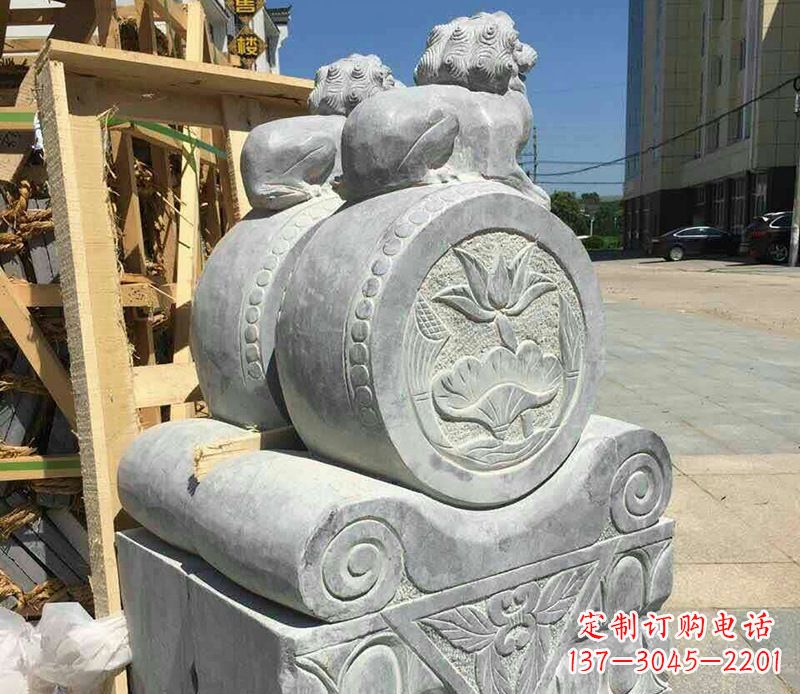 聊城中领雕塑:仿古石门墩石雕艺术品