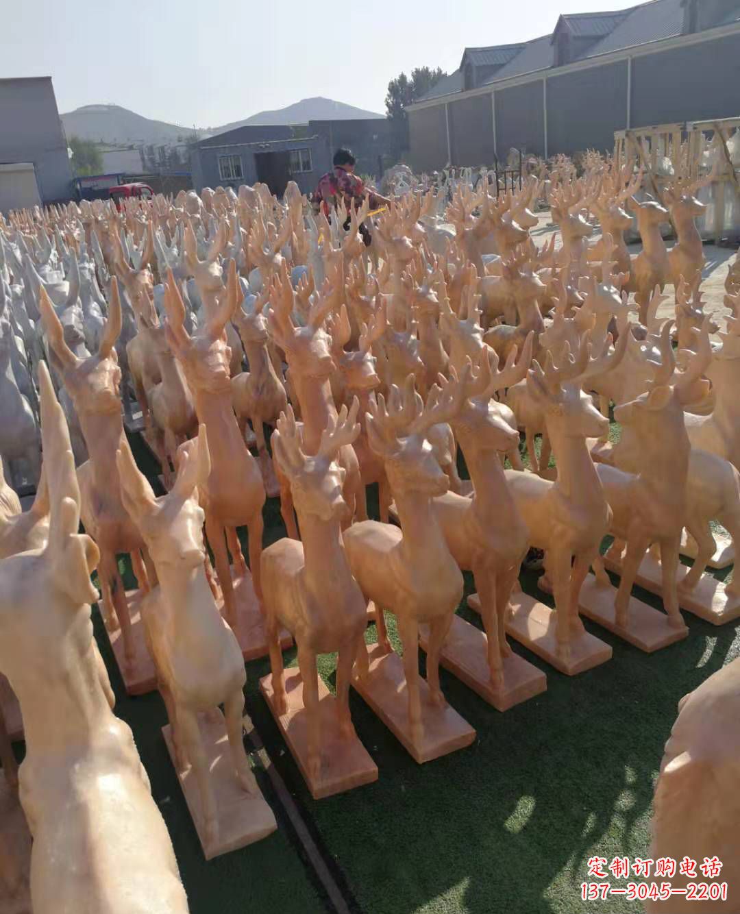 聊城红梅花鹿雕塑,美丽而优雅