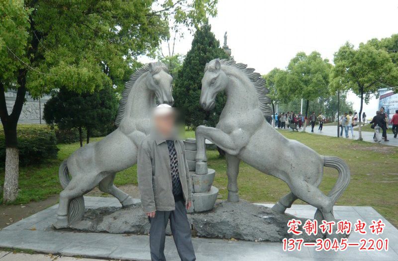 聊城以马为主题的石雕艺术品