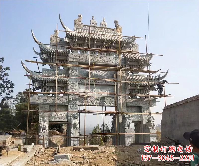 聊城石牌坊外东侧的龙凤雕塑