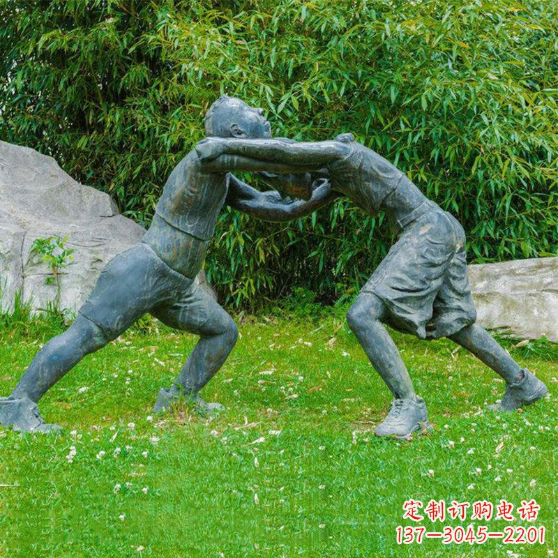 聊城摔跤运动小孩公园草坪铜雕