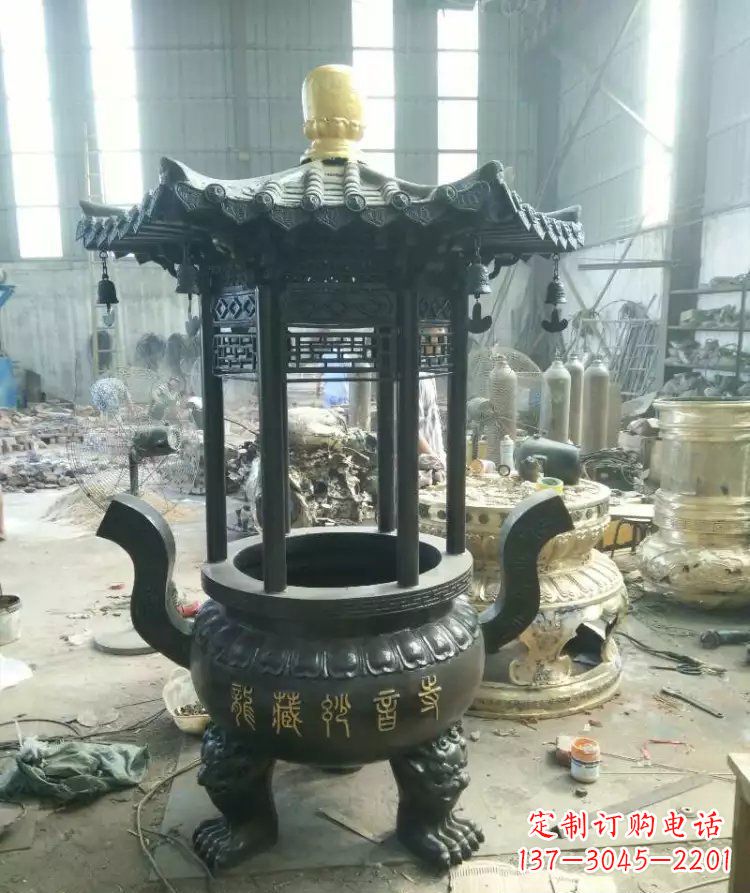聊城寺庙圆香炉铜雕 (2)