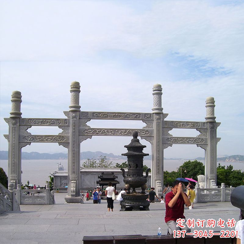 聊城寺院冲天式石雕牌坊