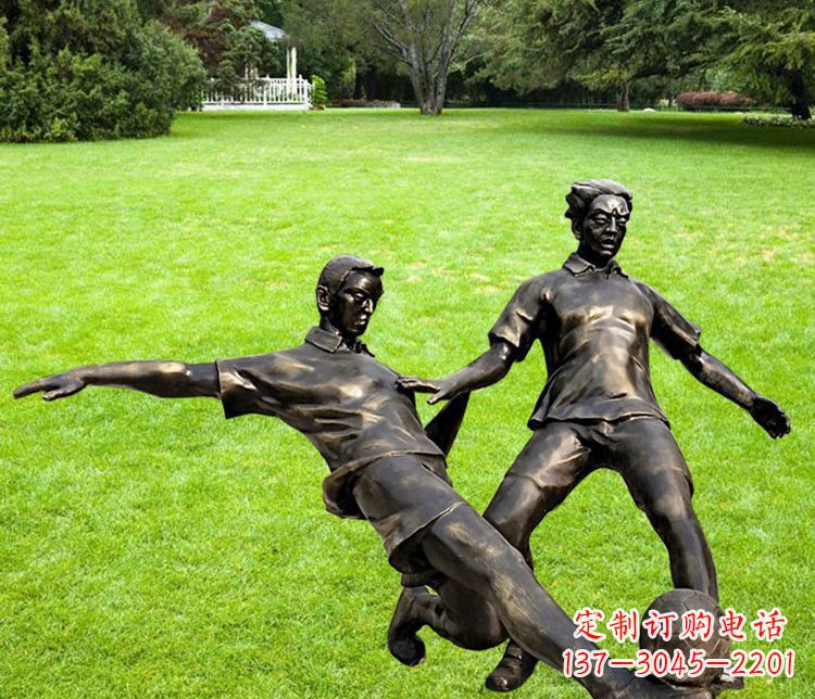 聊城踢足球的人物铜雕