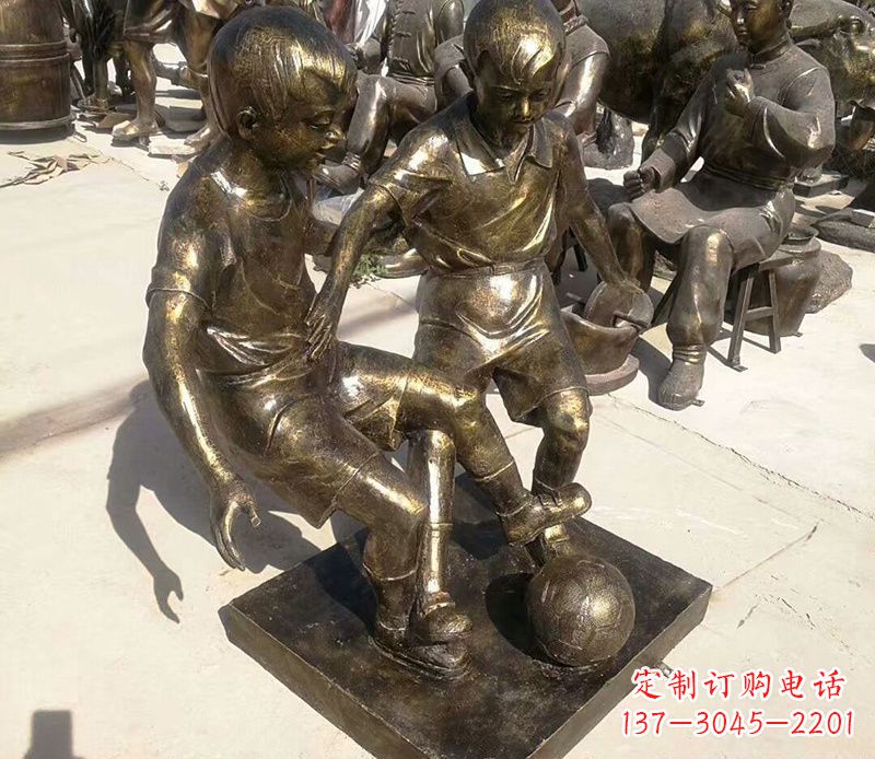 聊城踢足球的儿童铜雕