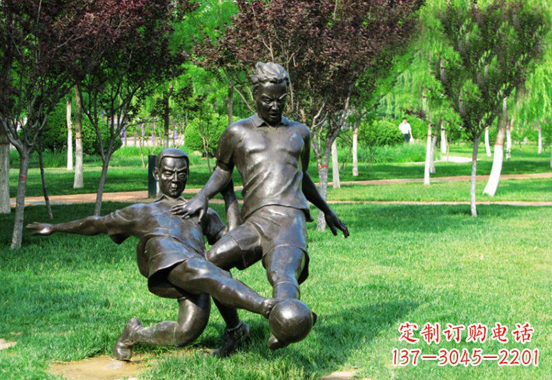 聊城踢足球的人物铜雕222